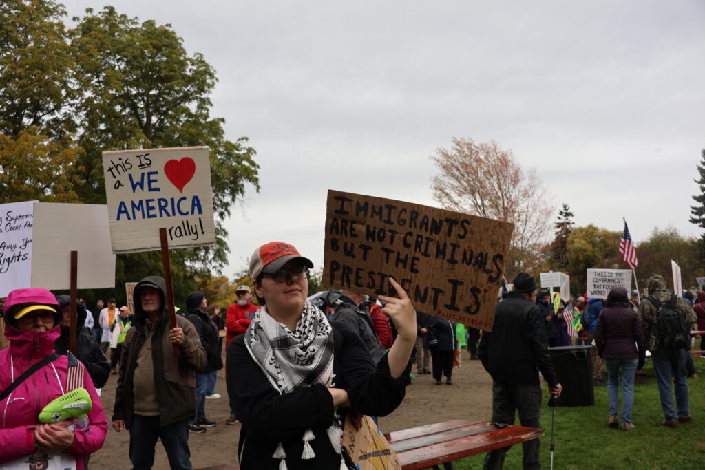 Participantes reunidos en Edmonds en las protestas No Kings © Latino Herald