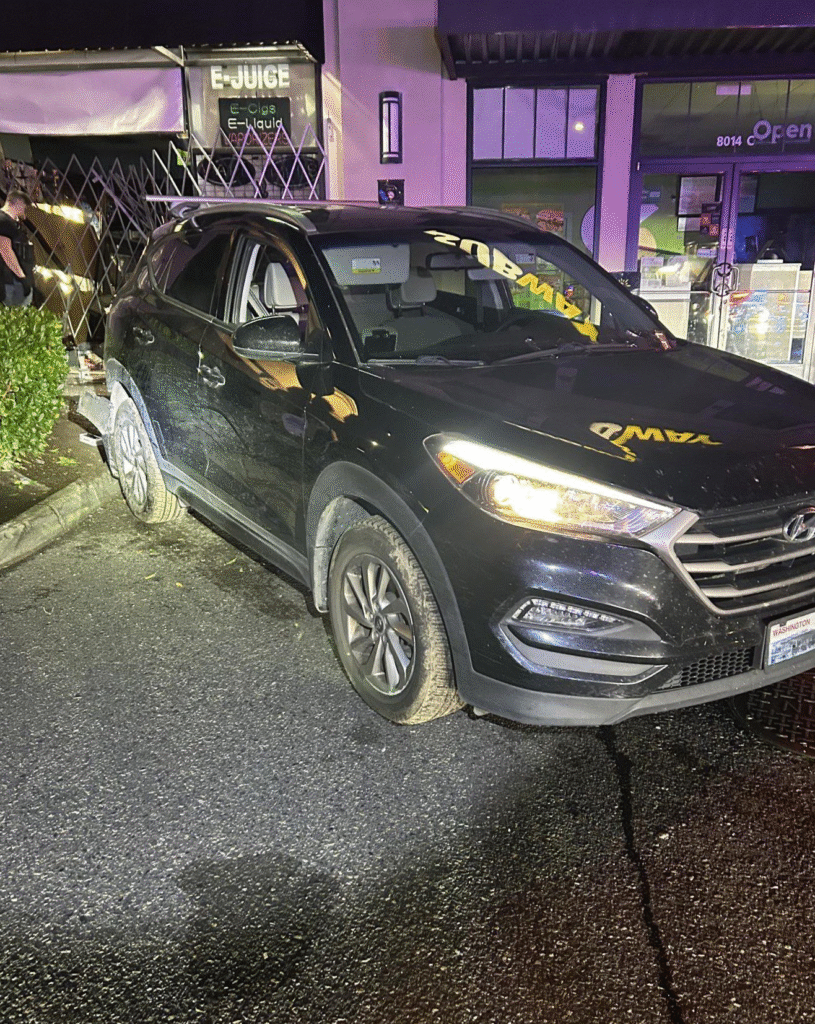 Foto: Vehículo recuperado por las autoridades, vinculado al robo en la tienda de tabaco - Cortesía del SPD