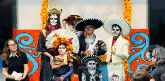 Lynnwood celebra el Día de Muertos con arte, memorias y comunidad © Latino Herald – Julieta Altamirano-Crosby y Mary Gomez Camba junto a los niños ganadores del concurso de Catrinas y Catrines durante la celebración del Día de Muertos en Lynnwood.