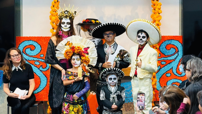 © Latino Herald – Julieta Altamirano-Crosby y Mary Gomez Camba junto a los niños ganadores del concurso de Catrinas y Catrines durante la celebración del Día de Muertos en Lynnwood.