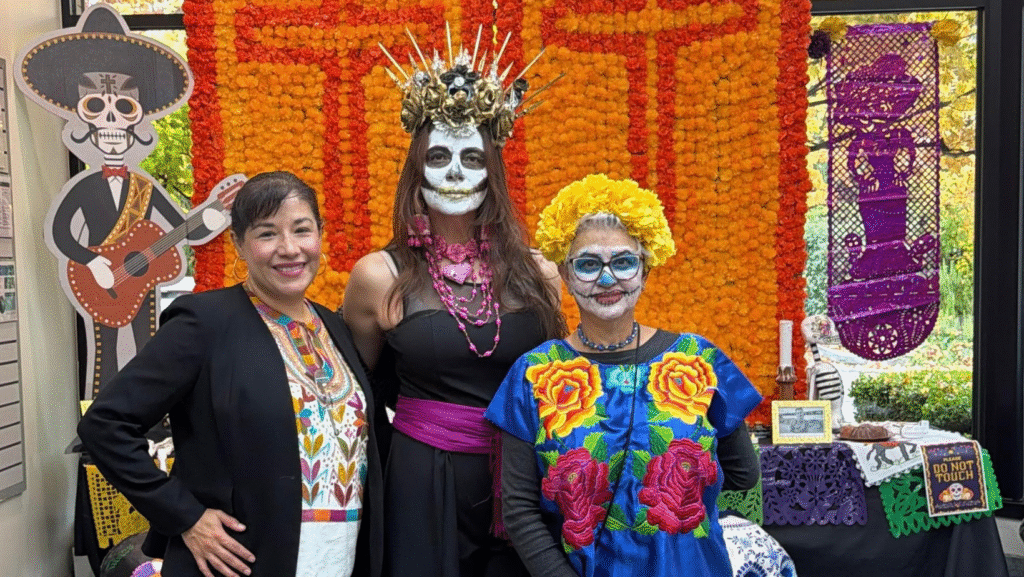 © Latino Herald – Momentos del Día de Muertos en Lynnwood: altares, música, talleres y comunidad reunida en la Biblioteca de Lynnwood para celebrar la memoria y la tradición mexicana.