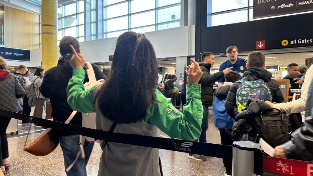 Empleados en el aeropuerto SeaTac trabajando durante el cierre de gobierno federal - Latino Herald