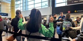 Trabajadores sin sueldo reciben apoyo del aeropuerto de Seattle con banco de alimentos Empleados en el aeropuerto SeaTac trabajando durante el cierre de gobierno federal - Latino Herald