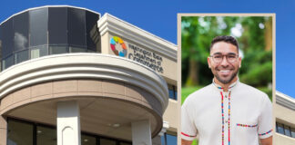 La historia de un líder latino en el Departmento de Comercio de Washington Retrato de Daniel Narváez Zavala sobrepuesto frente al edificio del Washington State Department of Commerce.