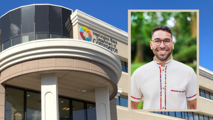 Retrato de Daniel Narváez Zavala sobrepuesto frente al edificio del Washington State Department of Commerce.