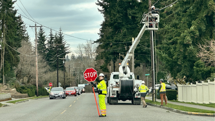 Foto Latino Herald - Trabajadores reparando cables eléctricos en una calle de Lynnwood, WA Foto Latino Herald - Trabajadores reparando cables eléctricos en una calle de Lynnwood, WA