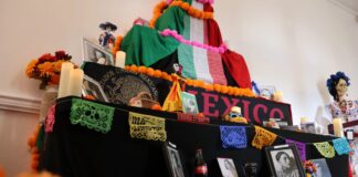 Consulado de México celebró el Día de Muertos en Seattle de la mano de STG Altar del Día de Muertos del Consulado de México en Seattle, decorado con flores de cempasúchil, papel picado y fotografías de mujeres artistas mexicanas, como parte del homenaje cultural organizado junto a Seattle Theatre Group.