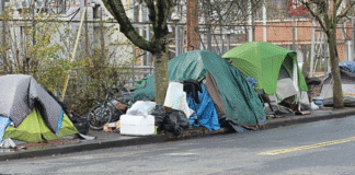 Everett extiende por dos años la ordenanza de “no sentarse, no acostarse”