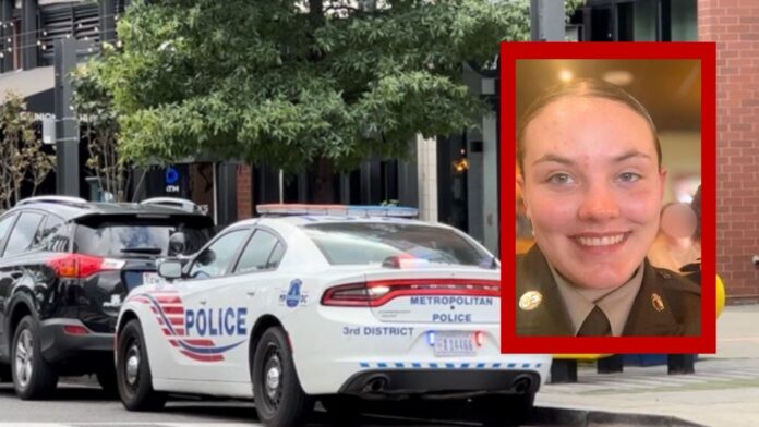Patrulla del Departamento de Policía Metropolitana de Washington D.C. estacionada en una calle urbana, con vehículos y edificios de fondo. Sobre la imagen aparece un recuadro rojo con la fotografía de Sarah Beckstrom, integrante de la Guardia Nacional que posteriormente falleció tras ser baleada cerca de la Casa Blanca, vistiendo su uniforme militar y sonriendo en la foto.