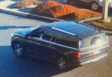 Robo violento contra adulta mayor en Edmonds: Policía investiga método de distracción Vehículo tipo SUV oscuro captado por cámaras de seguridad en el estacionamiento de WinCo en Edmonds, señalado por la policía como sospechoso en un robo contra una adulta mayor.