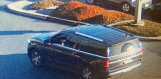 Robo violento contra adulta mayor en Edmonds: Policía investiga método de distracción Vehículo tipo SUV oscuro captado por cámaras de seguridad en el estacionamiento de WinCo en Edmonds, señalado por la policía como sospechoso en un robo contra una adulta mayor.