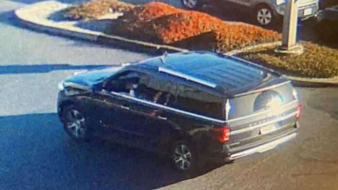 22-general-.jpg Vehículo tipo SUV oscuro captado por cámaras de seguridad en el estacionamiento de WinCo en Edmonds, señalado por la policía como sospechoso en un robo contra una adulta mayor.