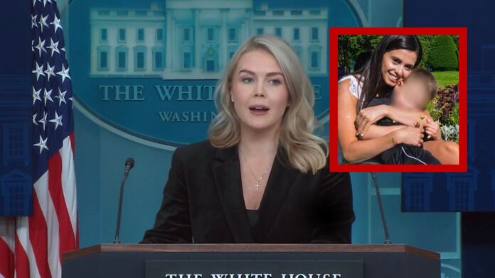 22-general.jpg Fotografía de Karoline Leavitt durante la conferencia de prensa de la Casa Blanca del 20 de noviembre de 2025; imagen cortesía de la Casa Blanca, capturada de la transmisión oficial. Latino Herald aplicó desenfoque al rostro del menor que aparece en la imagen para proteger su identidad.