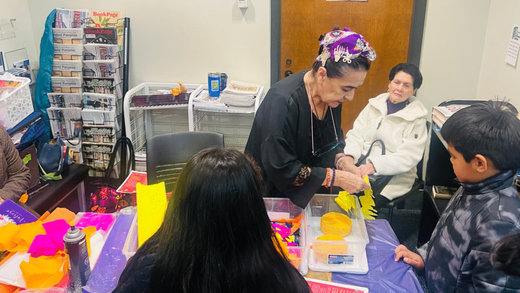 © Latino Herald – Momentos del Día de Muertos en Lynnwood: altares, música, talleres y comunidad reunida en la Biblioteca de Lynnwood para celebrar la memoria y la tradición mexicana.