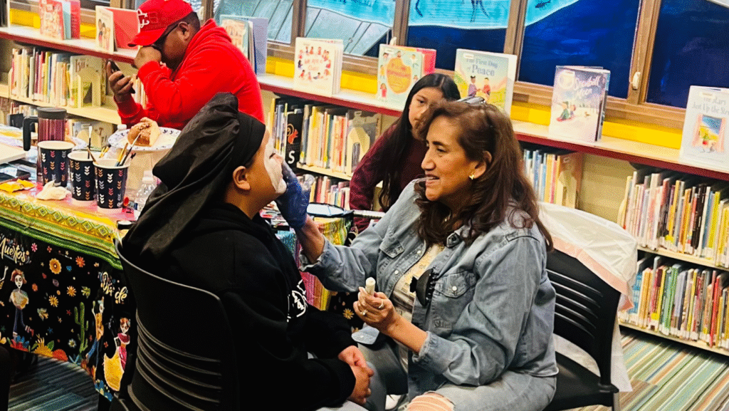 © Latino Herald – Momentos del Día de Muertos en Lynnwood: altares, música, talleres y comunidad reunida en la Biblioteca de Lynnwood para celebrar la memoria y la tradición mexicana.