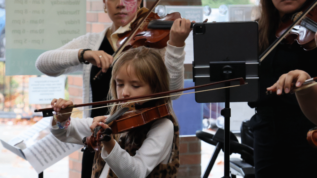 © Latino Herald – Momentos del Día de Muertos en Lynnwood: altares, música, talleres y comunidad reunida en la Biblioteca de Lynnwood para celebrar la memoria y la tradición mexicana.