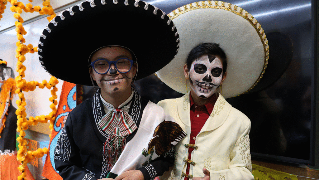 © Latino Herald – Momentos del Día de Muertos en Lynnwood: altares, música, talleres y comunidad reunida en la Biblioteca de Lynnwood para celebrar la memoria y la tradición mexicana.
