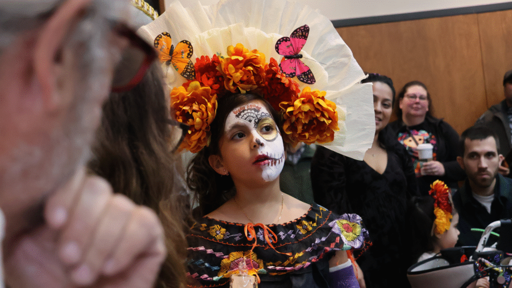 © Latino Herald – Momentos del Día de Muertos en Lynnwood: altares, música, talleres y comunidad reunida en la Biblioteca de Lynnwood para celebrar la memoria y la tradición mexicana.