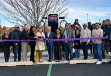 Nueva estación de recarga rápida impulsa la movilidad eléctrica en Tri-Cities Foto: Inauguración de la nueva estación de carga rápida en Tri-Cities - Cortesía del Departamento de Comercio del estado de Washington