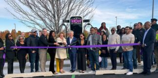 Nueva estación de recarga rápida impulsa la movilidad eléctrica en Tri-Cities Foto: Inauguración de la nueva estación de carga rápida en Tri-Cities - Cortesía del Departamento de Comercio del estado de Washington