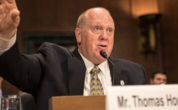 Tom Homan, zar de la frontera: «La iglesia católica está equivocada» Foto: Thomas Homan, Director Ejecutivo Asociado (EAD) de Operaciones de Control y Expulsión de ICE, testificó ante el Subcomité de Inmigración e Interés Nacional del Comité Judicial del Senado - Cortesía de ICE