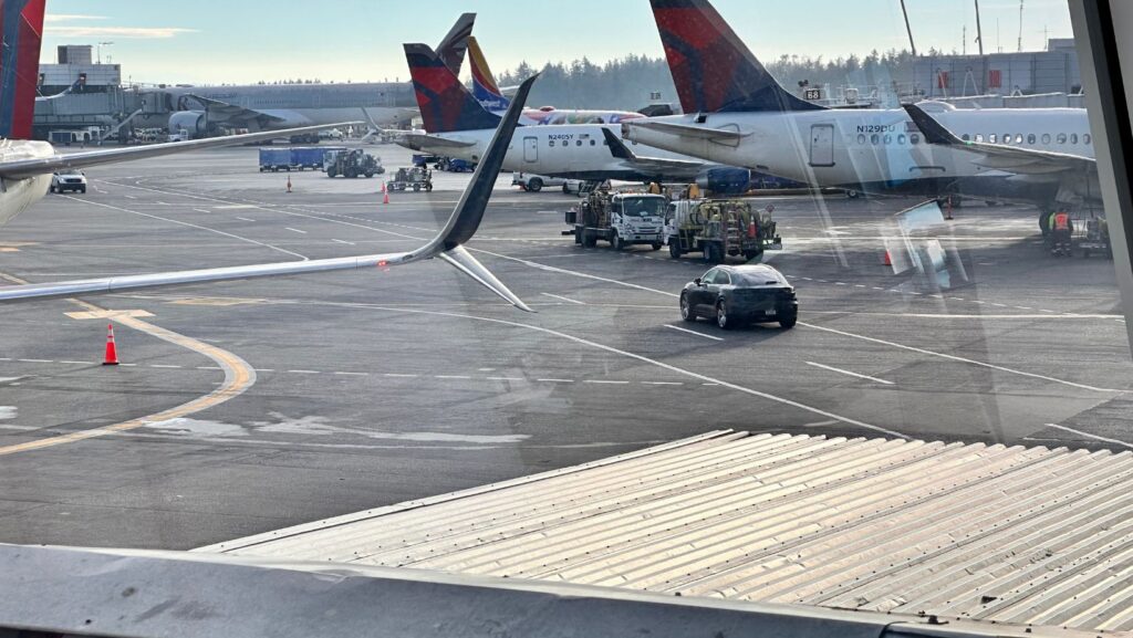 Foto: avión de Delta en el aeropuerto de SeaTac - © Latino Herald