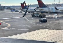 La FAA cancela restricciones de vuelo tras recuperar su personal de control aéreo Foto: avión de Delta en el aeropuerto de SeaTac - © Latino Herald