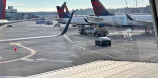 La FAA cancela restricciones de vuelo tras recuperar su personal de control aéreo Foto: avión de Delta en el aeropuerto de SeaTac - © Latino Herald