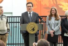 Donación multimillonaria impulsará la educación infantil en Washington Foto: Bob Ferguson durante el anuncio de la donación filantrópica para financiar la educación infantil temprana -Cortesía del Facebook del Gobernador Bob Ferguson