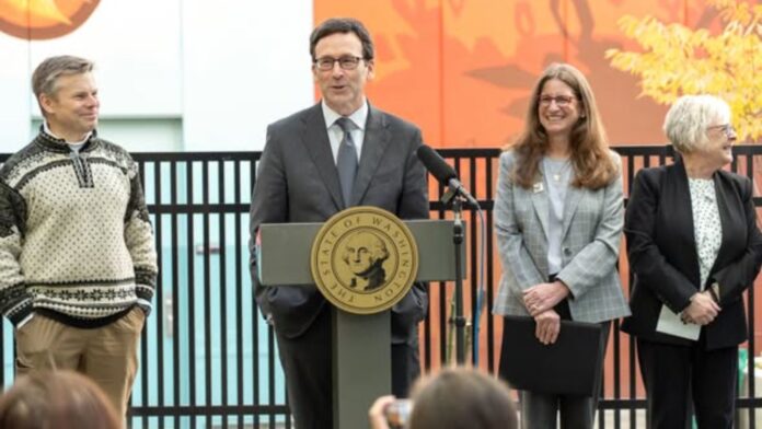 Foto: Bob Ferguson durante el anuncio de la donación filantrópica para financiar la educación infantil temprana -Cortesía del Facebook del Gobernador Bob Ferguson