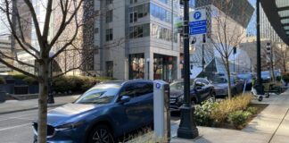 Seattle ajusta tarifas de estacionamiento a partir del 10 de noviembre Foto: Vehículos estacionados en el centro de Seattle - Cortesía del SDOT