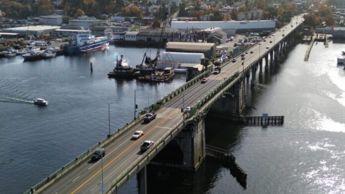 Foto: Vista del puente Ballard recién repavimentado, mirando hacia el sur, hacia Interbay - Cortesía del SDOT