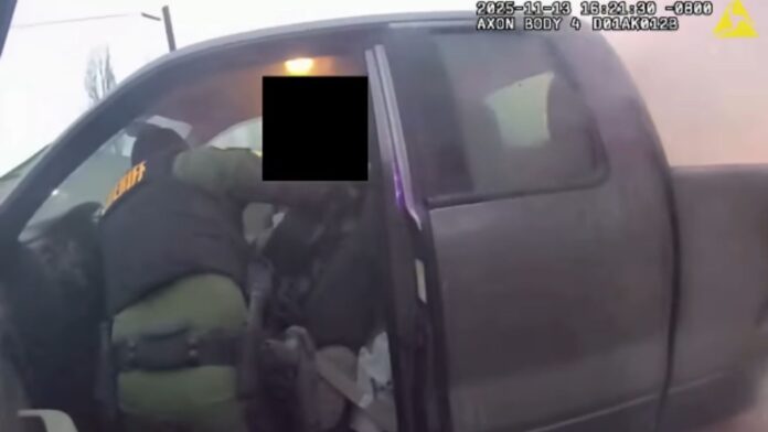 Foto: Captura del video publicado por el sheriff del condado Snohomish donde se puede ver a un agente durante las maniobras del peligroso rescate - Cortesía del sheriff del condado Snohomish Foto: Captura del video publicado por la Sheriff del condado de Foto: Capture del video publicado por el sheriff del condado Snohomish donde se puede ver a un agente durante las maniobras del peligroso rescate - Cortesía del sheriff del condado Snohomish