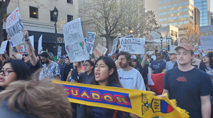 Terror de arrestos migratorios se extiende ahora a Carolina del Norte Foto: Decenas de personas se manifestaron en Raleigh, Carolina del Norte, para protestar contra la detención de inmigrantes indocumentados en Charlotte. - Cortesía de Clayton Henkel/NC Newsline