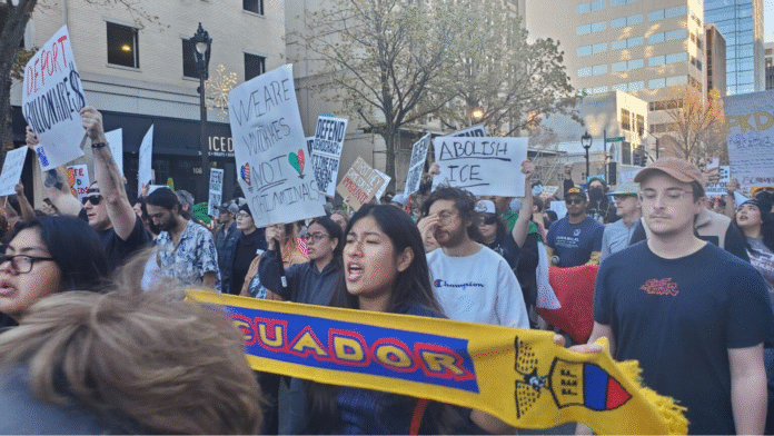 Foto: Decenas de personas se manifestaron en Raleigh, Carolina del Norte, para protestar contra la detención de inmigrantes indocumentados en Charlotte. - Cortesía de Clayton Henkel/NC Newsline Foto: Decenas de personas se manifestaron en Raleigh, Carolina del Norte, para protestar contra la detención de inmigrantes indocumentados en Charlotte. - Cortesía de Clayton Henkel/NC Newsline