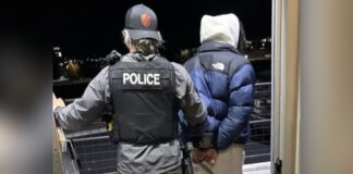 Arrestan a sospechoso vinculado a un doble homicidio en Lacey Foto: Momento de la detención del sospechoso- Cortesía del departamento de policía de Lacey