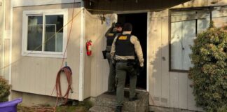 Operativo antidrogas en Lynnwood arroja múltiples arrestos Foto: Agentes durante el operativo antinarcóticos en Mt View Apartments, en la ciudad de Lynnwood - Cortesía de la oficina del sheriff del condado Snohomish