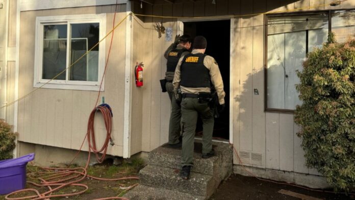 Foto: Agentes durante el operativo antinarcóticos en Mt View Apartments, en la ciudad de Lynnwood - Cortesía de la oficina del sheriff del condado Snohomish