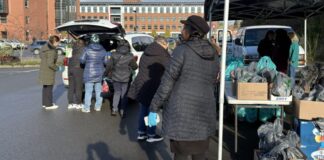 150 familias migrantes reciben comida en Lynnwood para celebrar Acción de Gracias Foto: Voluntarios esperan a que lleguen familias de refugiados e inmigrantes para ofrecerles comida para el Día de Acción de Gracias - Cortesía de Kienan Briscoe, Lynnwood Times