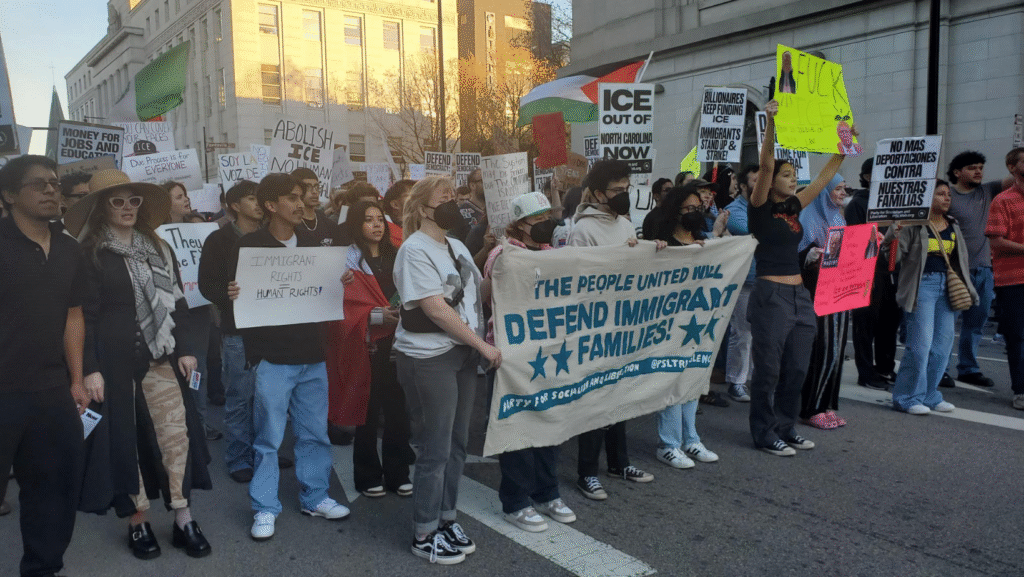 Foto: Manifestantes se reúnen en Raleigh el 16 de noviembre de 2025 para protestar contra la represión de los agentes de la Patrulla Fronteriza contra los inmigrantes indocumentados en Charlotte. - Cortesía de Clayton Henkel/NC Newsline