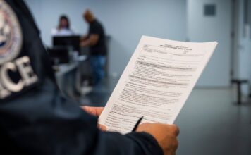 ICE plantea gastar 180 millones en cazarrecompensas para atrapar inmigrantes