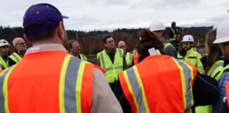 Las aerolíneas sostienen operaciones con pocos cambios pese al cierre del Oleoducto Olympic Foto: Bob Ferguson durante una visita al sitio de trabajo del Oleoducto - Cortesía de la oficina del gobernador