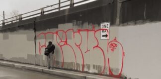 Adolescente arrestado y acusado de grafitear el puente Ballard y agredir a un octogenario Foto: Adolescente sospechoso de vandalizar propiedad municipal - Cortesía de SPD