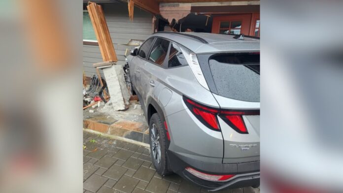 Foto: Estado de la vivienda y el auto luego del choque - Cortesía del departamento de bomberos de Everett