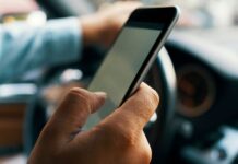 Revisar el teléfono en un semáforo en rojo en WA puede costarte hasta $240 dólares