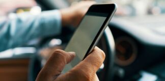 Revisar el teléfono en un semáforo en rojo en WA puede costarte hasta $240 dólares