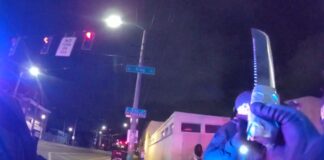 Violento delincuente que portaba un machete fue arrestado en Seattle Foto: Agentes de policía de Seattle recuperaron un machete con un mango cubierto con cinta adhesiva - Cortesía de SPD