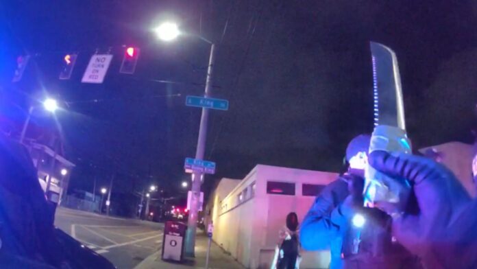 Foto: Agentes de policía de Seattle recuperaron un machete con un mango cubierto con cinta adhesiva - Cortesía de SPD