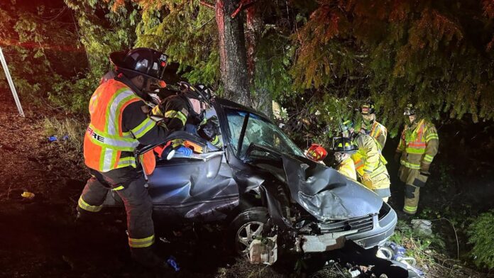Foto: Unidades de rescate trabajando en el vehículo luego del accidente de tránsito - Cortesía del WSP Foto: Unidades de rescate trabajando en el vehículo luego del accidente de tránsito - Cortesía del WSP