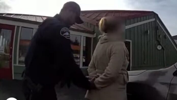 Foto: Momento de uno de los arrestos de la sospechosa - Cortesía de la oficina del sheriff del condado de Pierce